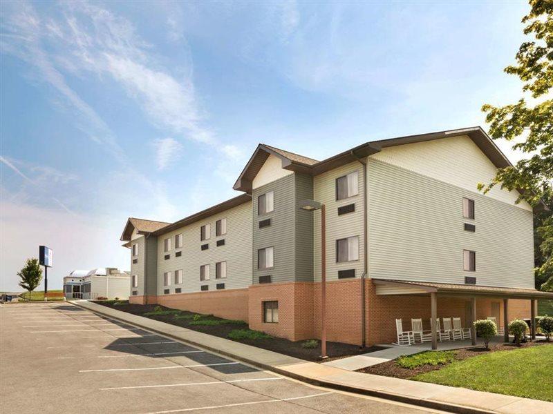 Travelodge By Wyndham Brunswick Near Fredrick Exterior photo