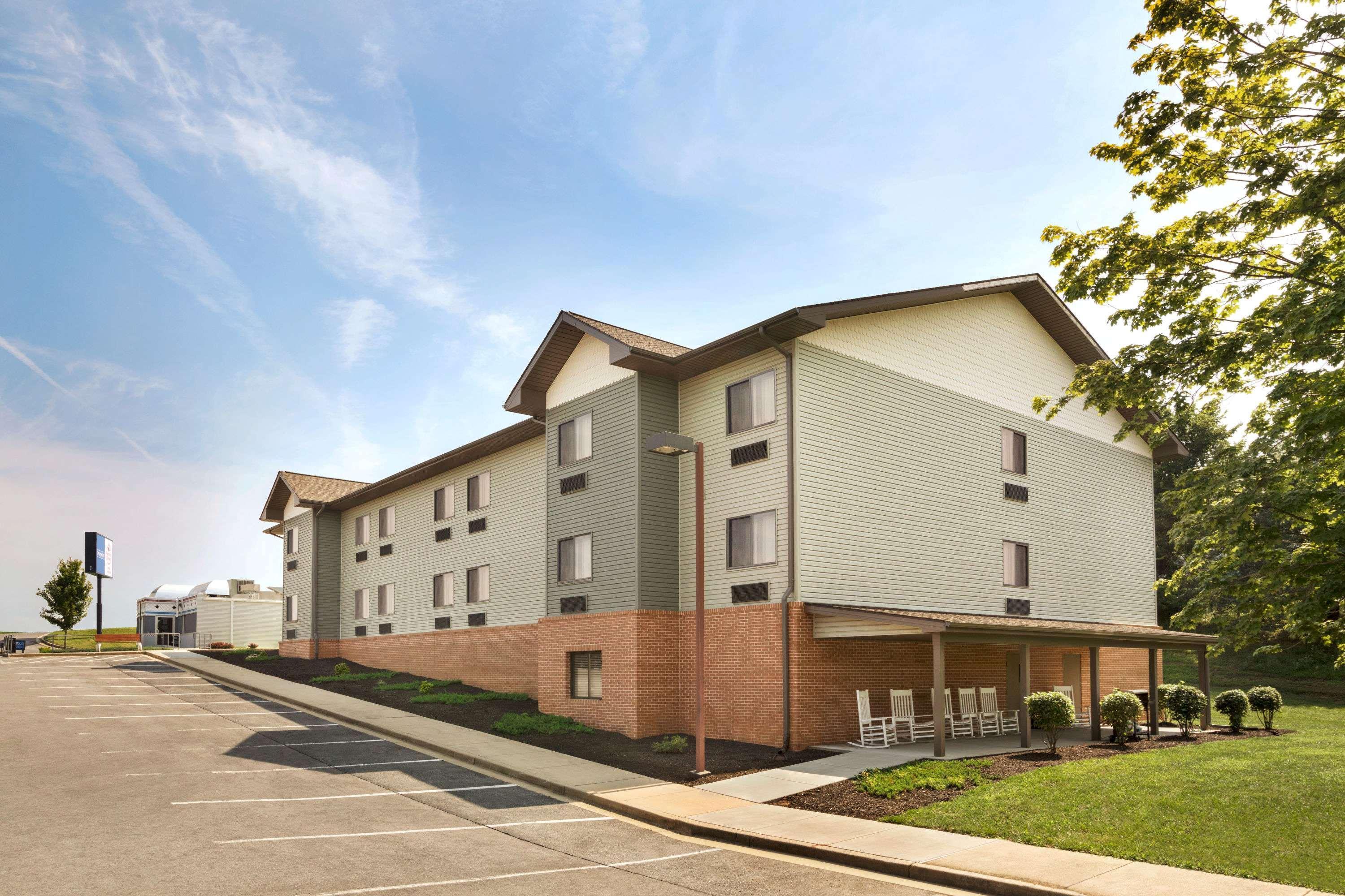 Travelodge By Wyndham Brunswick Near Fredrick Exterior photo